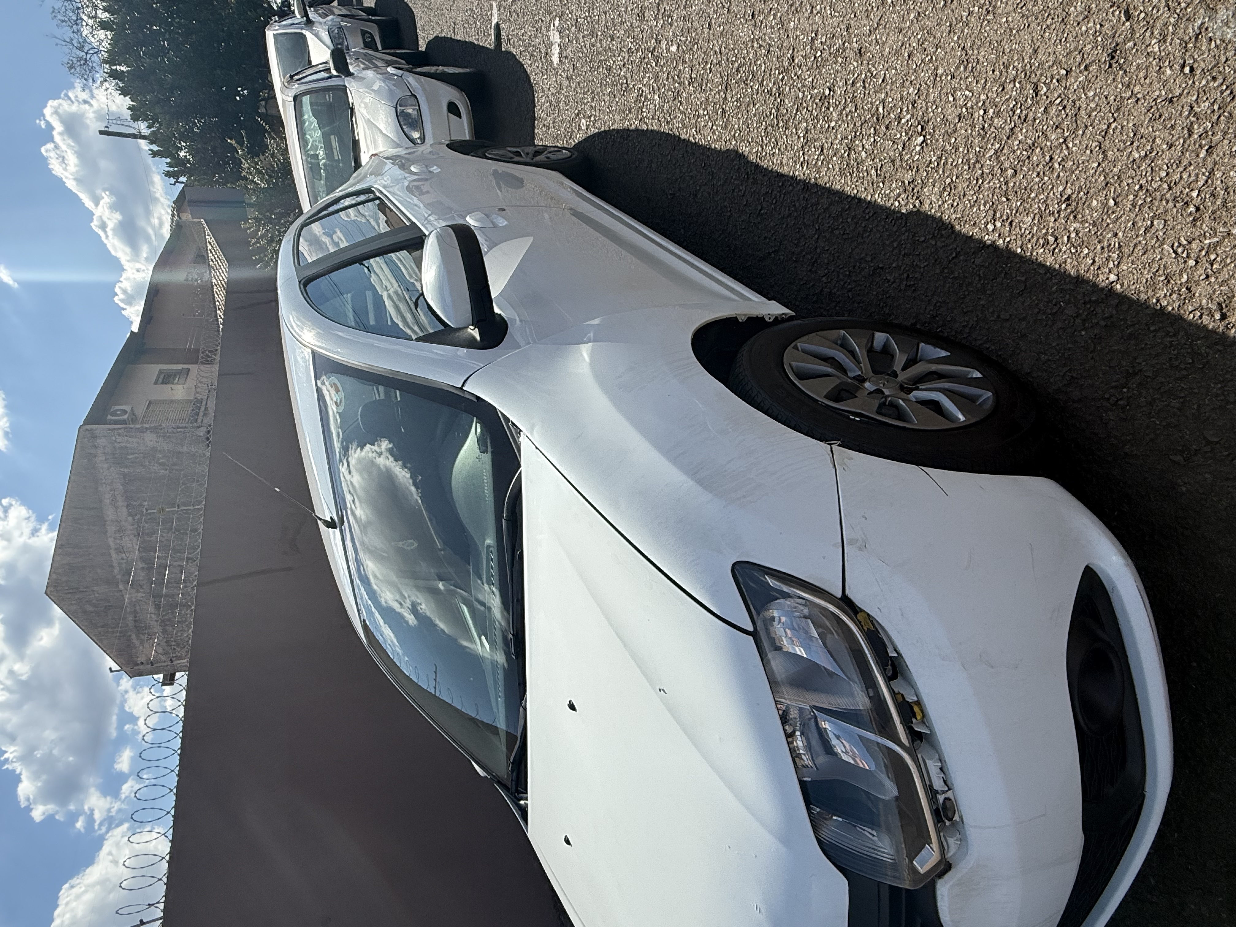 Logan 2014 branco 1.0